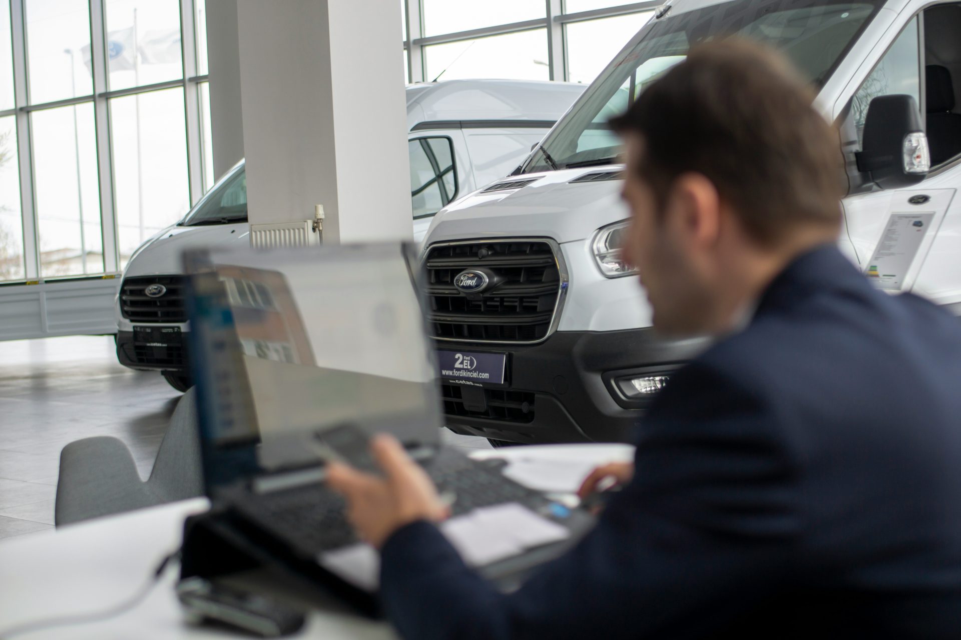 Ein Mann sitzt vor einem Laptop-Computer