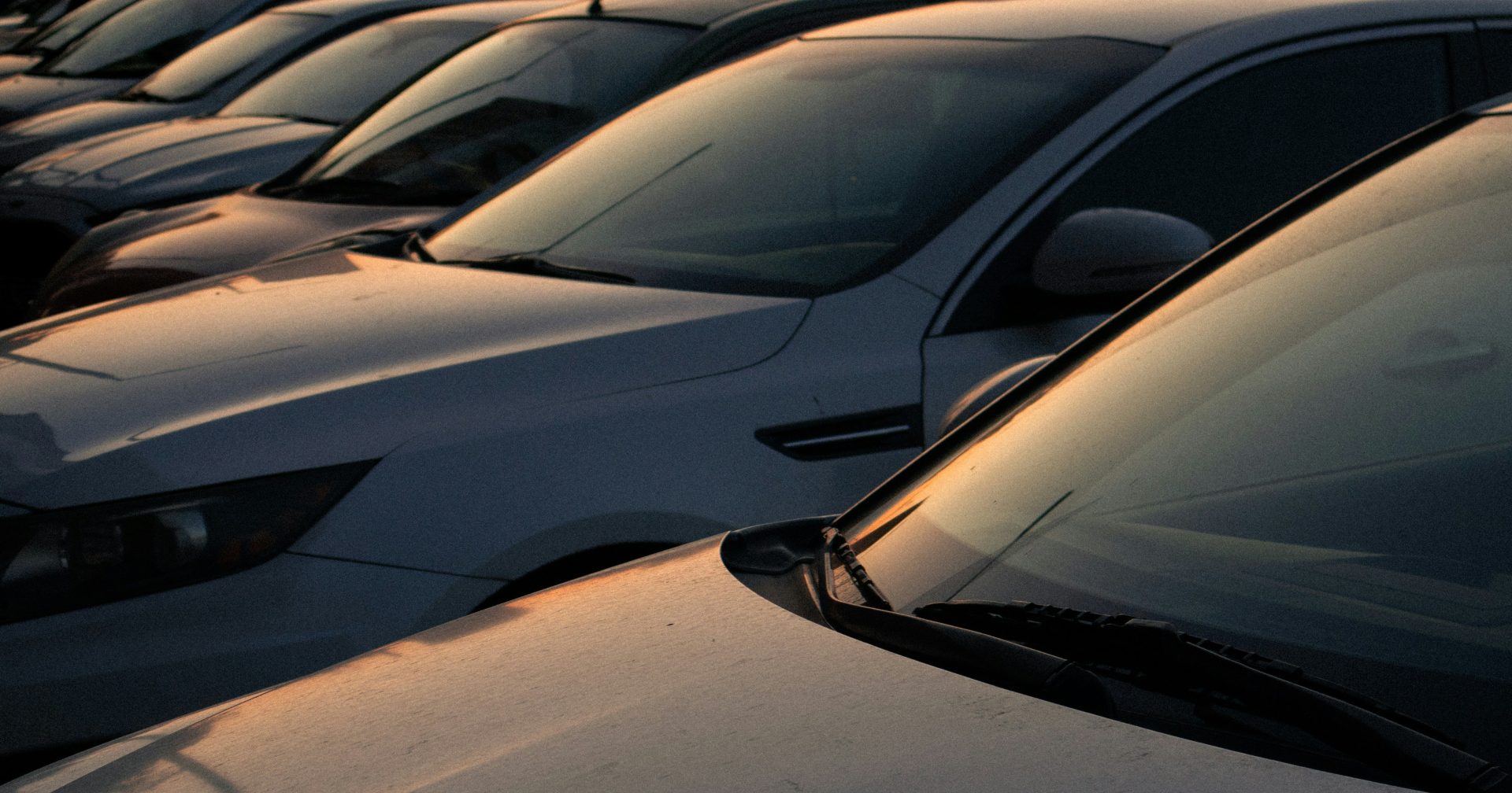 eine Reihe geparkter Autos, die nebeneinander stehen