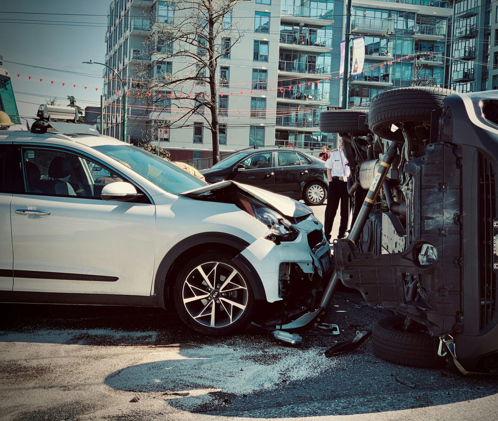 ein Auto, das mit einem anderen Auto zusammengestoßen ist